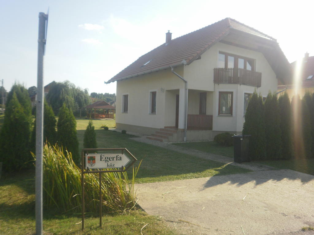 Zalakarosi Egerfa Nyaralohaz Foeldszinti Es Emeleti Apartman Zewnętrze zdjęcie