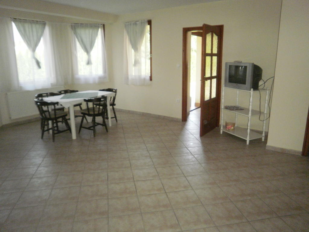Zalakarosi Egerfa Nyaralohaz Foeldszinti Es Emeleti Apartman Pokój zdjęcie
